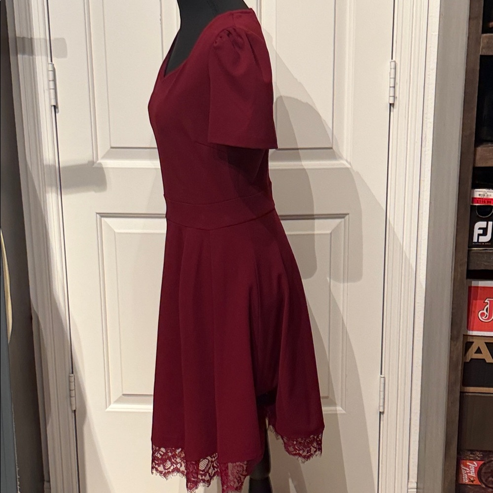 Chic Burgundy Midi Dress with Lace Detail - Picture 3 of 7